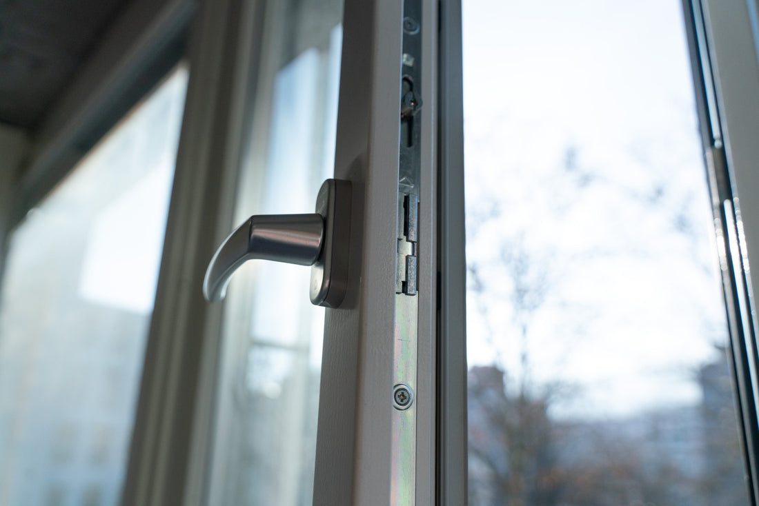 passivhausfenster-detail: grauer Griff, Metallmechanik, weissFer Rahmen.