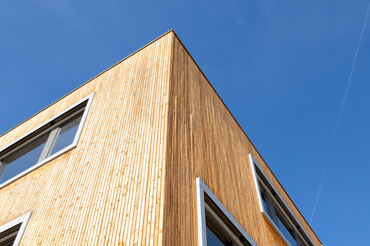 Moderne Fassade mit Holz-Aluminium-Fenstern, Teilansicht des Gebaeudes