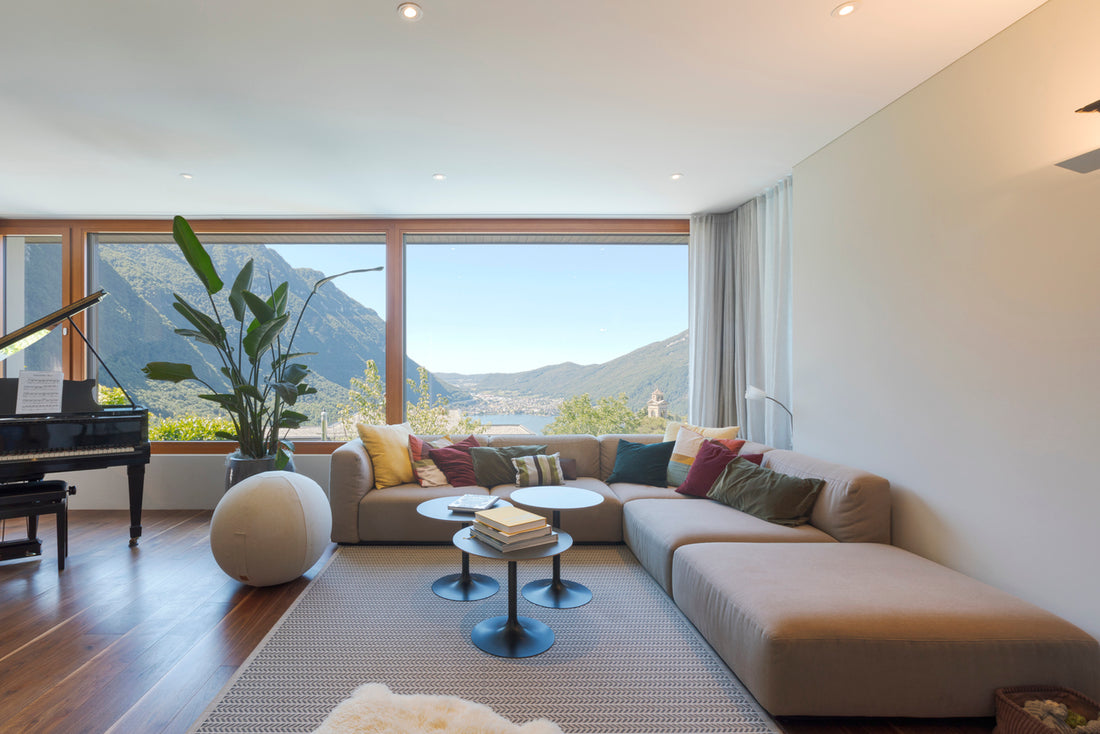 Modernes Wohnzimmer mit Holz-Aluminium Fenstern und Blick auf die Berglandschaft