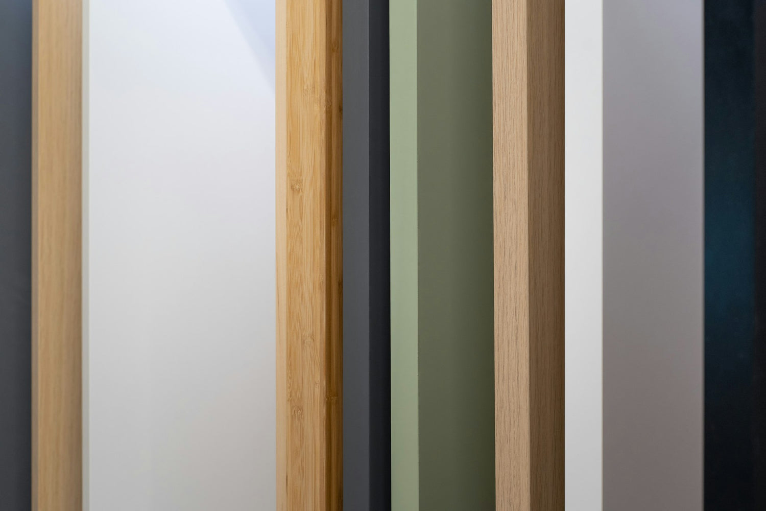 Holzfarbpalette mit verschiedenen natuerlichen Nuancen nebeneinander angeordnet