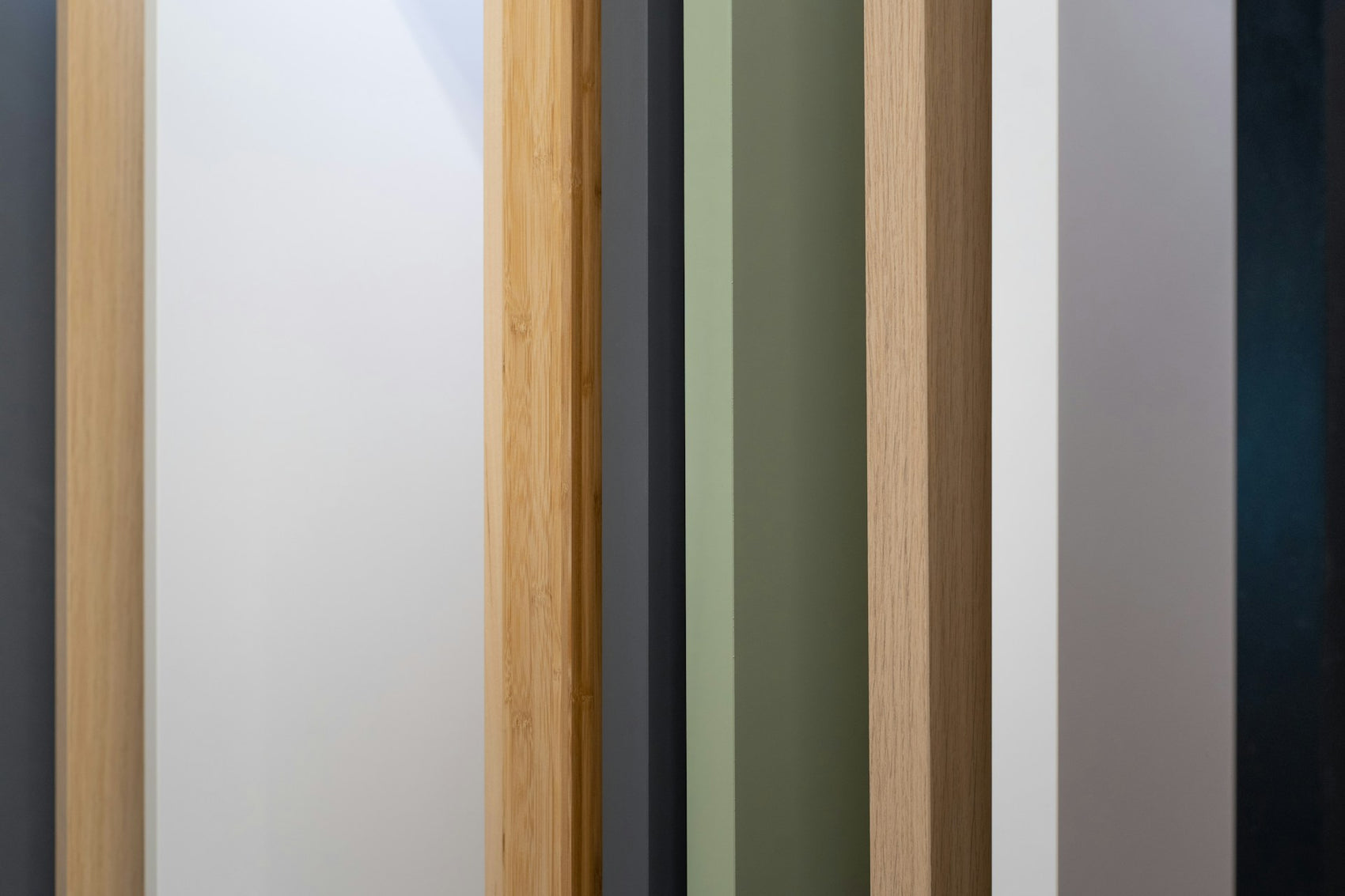 Holzfarbpalette mit verschiedenen natuerlichen Nuancen nebeneinander angeordnet
