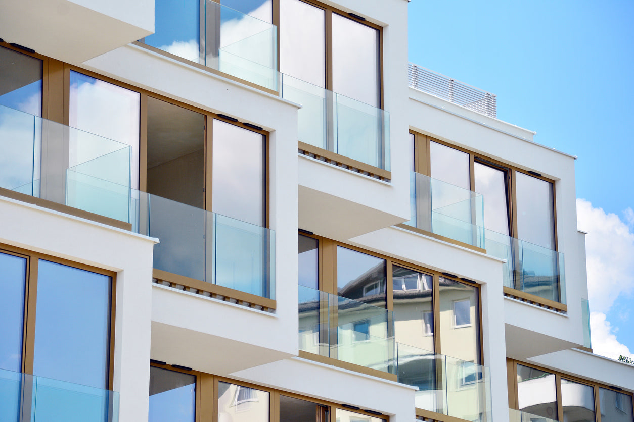 Moderne Architektur mit grossen Holz-Aluminium-Fenstern von Boden bis Decke, weisse Fassade, helle Raeume