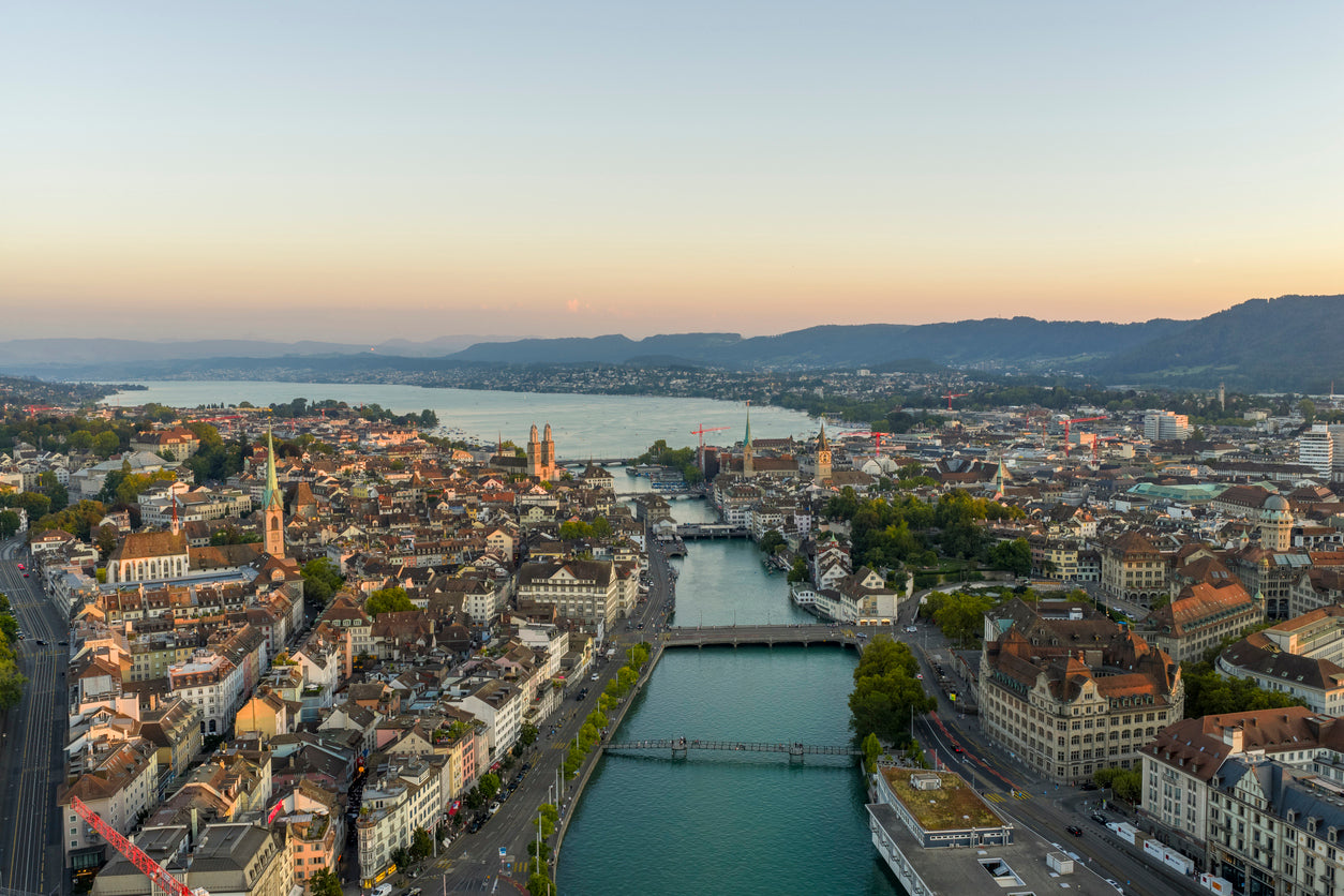 Luftaufnahme von Zuerich Altstadt, Fluss und See, historische Architektur